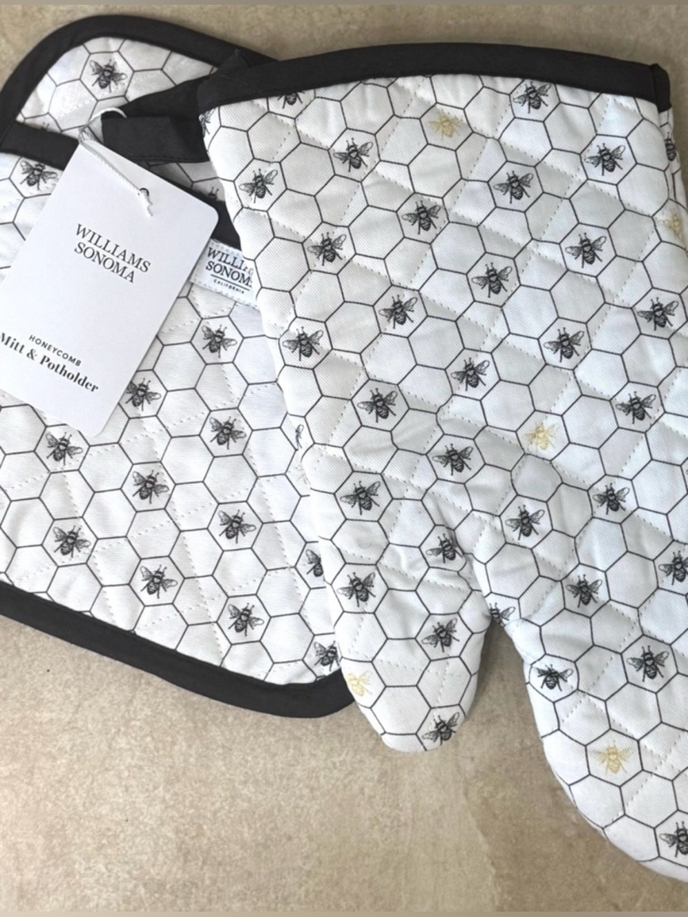 Williams Sonoma Honeycomb Oven Mitt & Potholder Set - Picture 8 of 9